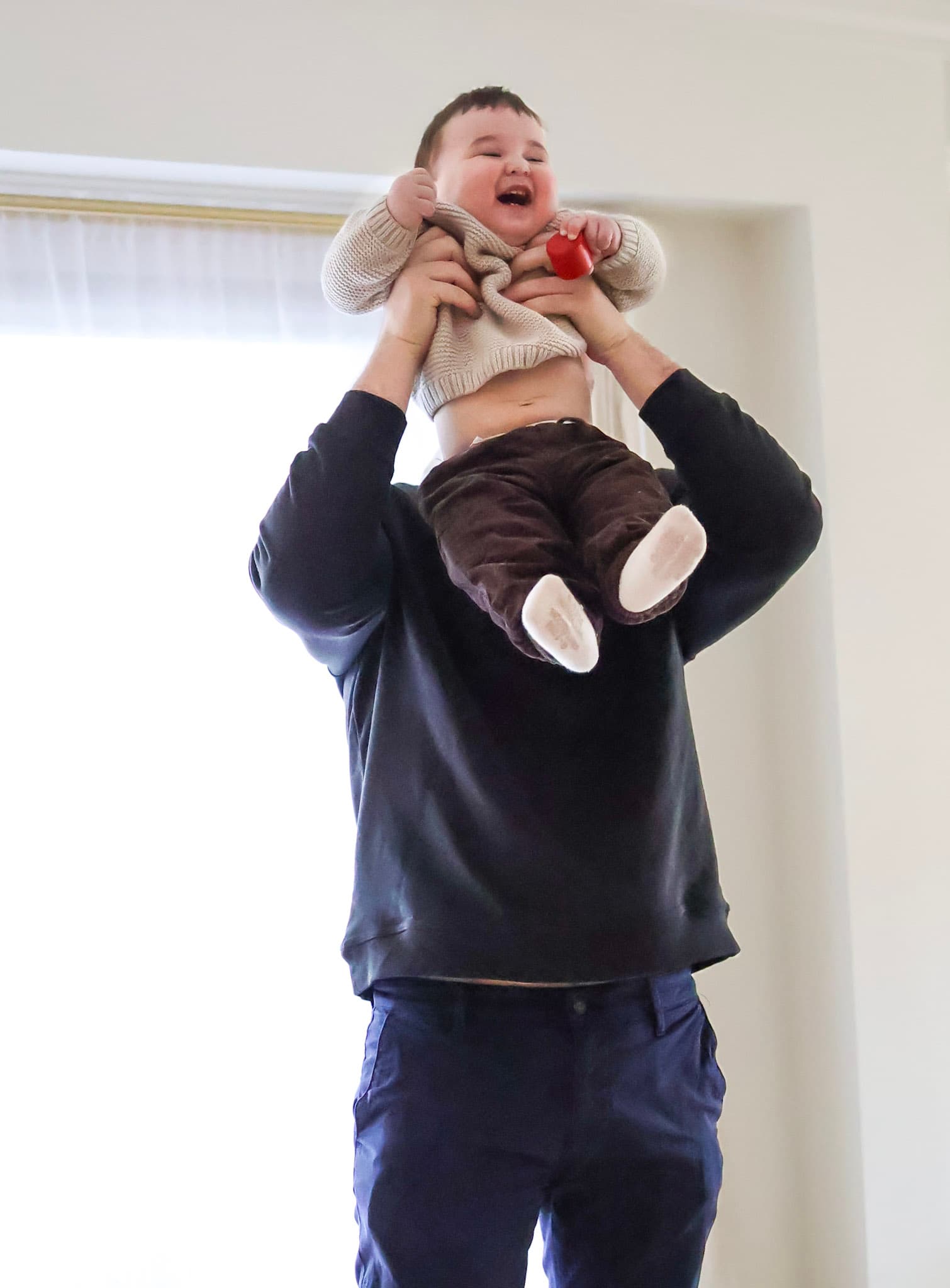9 month old baby smiling during an in-home family photography session in West Rogers Park Chicago